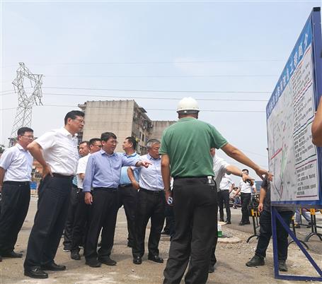 鄭俊康、吳煒到火車站周邊路網(wǎng)改造工程調(diào)研